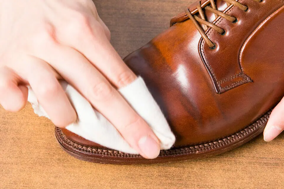 How to clean hot sale leather shoes without polish